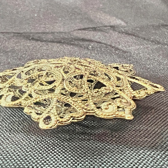 Vintage Gold Filigree Pendant Necklace Ornate Openwork Medallion 1970s Style - Picture 8 of 9